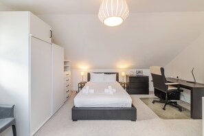 Room - Chic & Spacious 1 Bed House close to the centre (Cardiff)