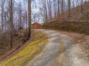 A rural road leading to a red house surrounded by trees. - Dreamweaver a serene cabin spectacular Mountain View's in charming Bryson City. (Bryson City)