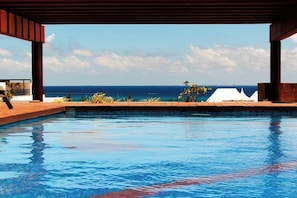 Pool - 2BR Playa Condo: Rooftop Pool, Steps to 5th Ave (Playa del Carmen)