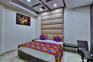 Un dormitorio con cama, escritorio y silla.