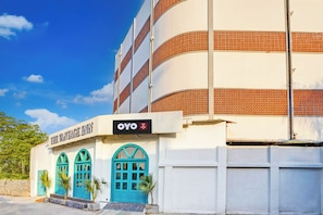 Un hotel con un cartel que dice 'The Vantage Inn' y 'OYO Hotel The Vantage Inn'.