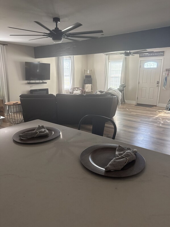 Living area - Fabulous 4-bedroom house in charming Northport neighborhood 10 mins from UA! (Northport)