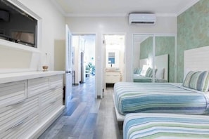 Ein Schlafzimmer mit einem Bett, einem Nachttisch und einem Fenster.