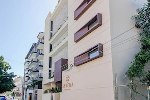 A multi-story building with balconies and a sign that reads 'SYRENA.' - Chic Studio in Playa Centro, Rooftop Pool & Gym (Playa del Carmen)