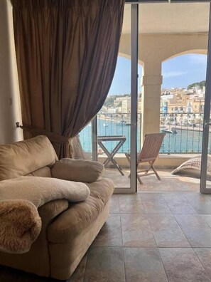 Living area - Front Row Malta - Waterfront Home    (Il-Kalkara)