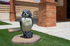 A garden statue of an owl on a circular stone base. - CH Villa Macarena La Marquesa Golf (Ciudad Quesada)