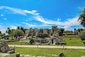 Ancient ruins with stone structures and a clear sky. - Stylish Studio Near Akumal - Rooftop Pool & Wifi (Akumal)