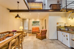 Interior - Apartment 'Fienile - Agriturismo Le Canterie' with shared pool, private garden and Wi-Fi (Radicondoli)