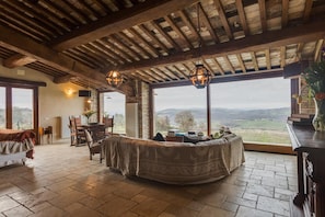 Living area - Studio Apartment 'Granaio - Agriturismo Le Canterie' with Shared Pool, Private Garden and Wi-Fi (Radicondoli)