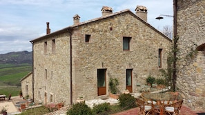 Exterior - Studio Apartment 'Granaio - Agriturismo Le Canterie' with Shared Pool, Private Garden and Wi-Fi (Radicondoli)