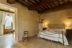 Room - Room 'Legnaia - Agriturismo Le Canterie' with Shared Pool, Private Garden and Wi-Fi (Radicondoli)