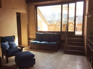 Living area - Room 'Legnaia - Agriturismo Le Canterie' with Shared Pool, Private Garden and Wi-Fi (Radicondoli)