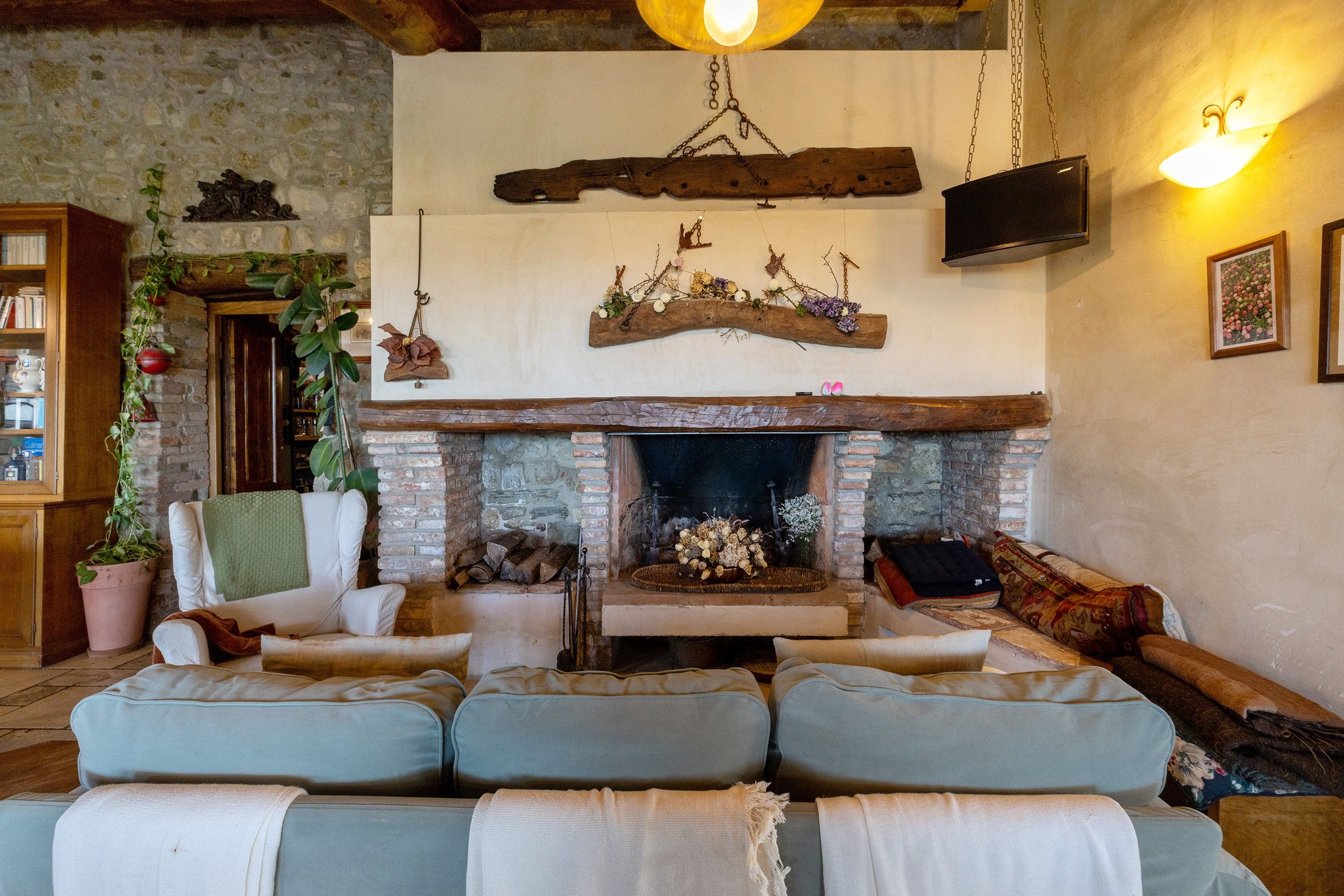 Un salón acogedor con chimenea, zona de estar y detalles decorativos.