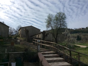 Property grounds - Room 'Orciaia - Agriturismo Le Canterie' with shared pool, private garden and Wi-Fi (Radicondoli)