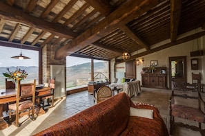 Living area - Apartment 'Soffitte - Agriturismo Le Canterie' with Shared Pool, Private Terrace and Wi-Fi (Radicondoli)