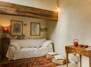 Living area - Apartment 'Soffitte - Agriturismo Le Canterie' with Shared Pool, Private Terrace and Wi-Fi (Radicondoli)