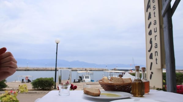 Outdoor dining - Akrogiali Hotel (Messini)