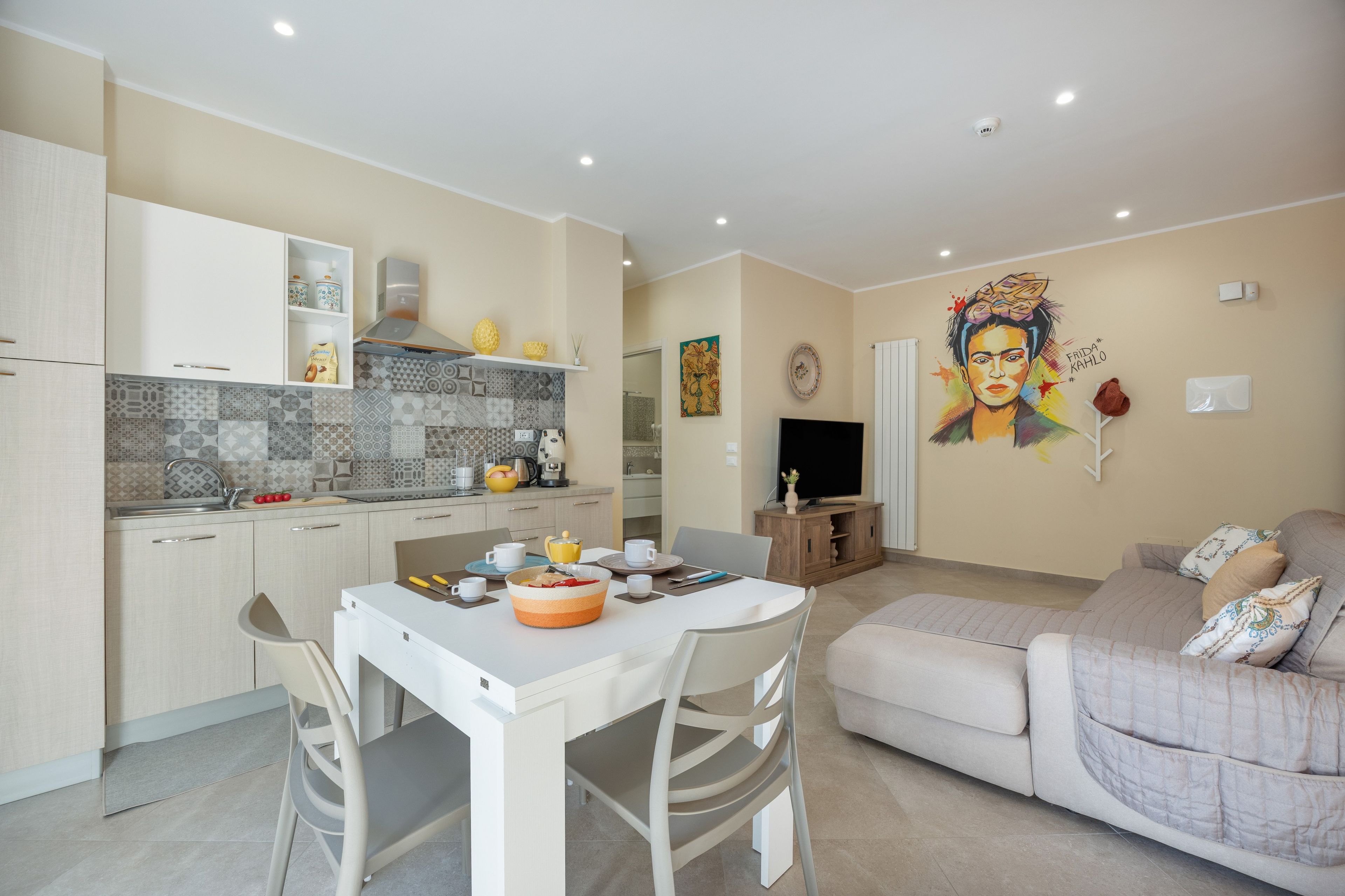 Un espacio de estar moderno con cocina, comedor y sala.