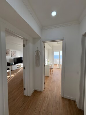 A hallway leading to a dining area with a view of the sea. - Holiday Home 'Modern and Sunny, Sea View' with Wi-Fi and Air Conditioning (Quarteira)