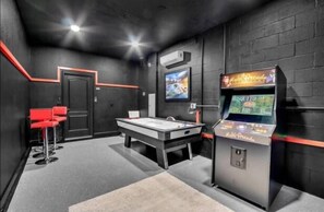 Games room - 6BR with private pool and spa / jacuzzi (Davenport)