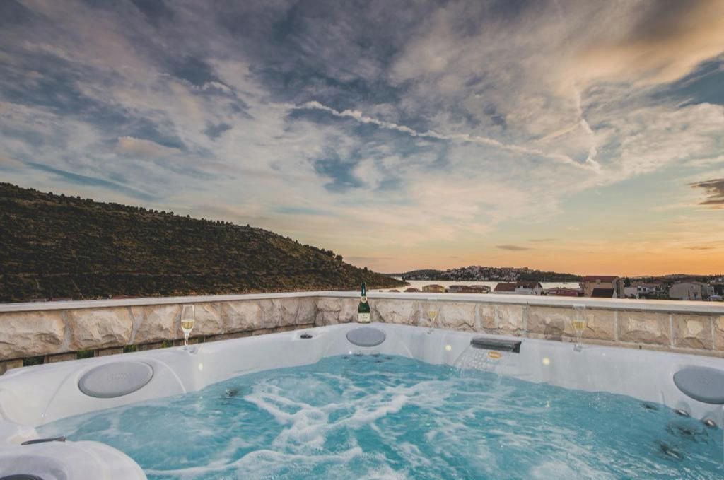Outdoor spa tub