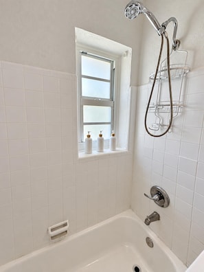 Bathroom - #13 – Modern Studio in Miami Mimo / Free Parking / Kitchen (Miami)