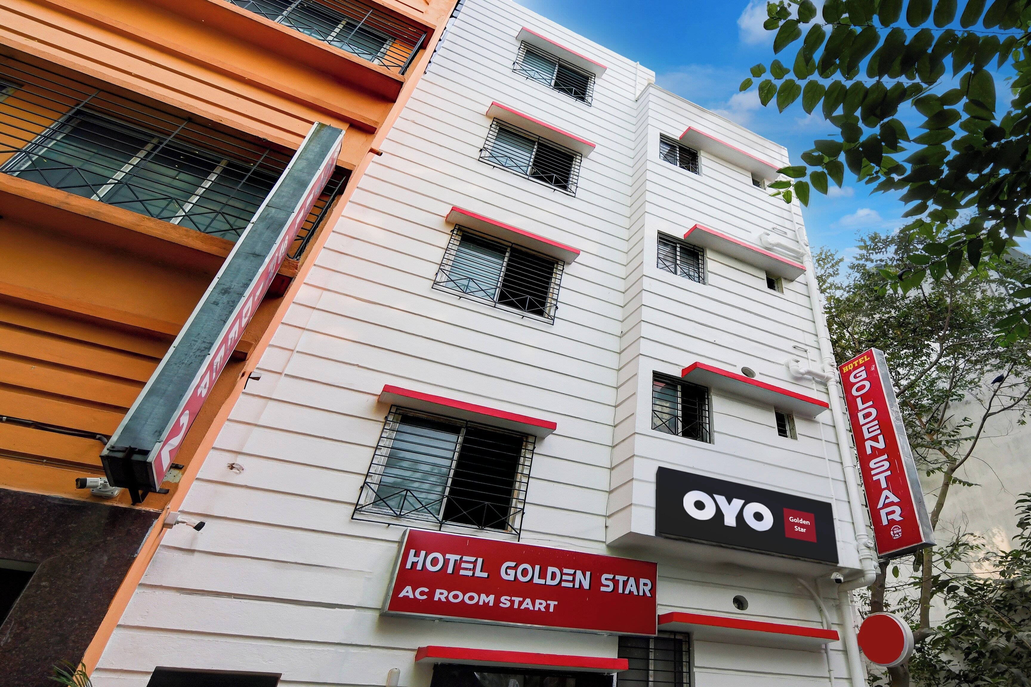 Un hotel llamado 'HOTEL GOLDEN STAR' con un letrero que indica 'AC ROOM START'.