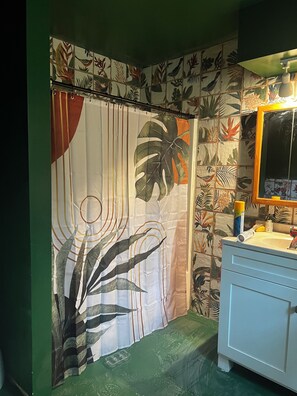 Bathroom - Fun 4-bedroom with 80 feet of lake front on the Greatest Sacandaga Lake (Hadley)