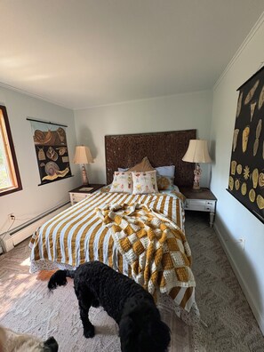 Room - Fun 4-bedroom with 80 feet of lake front on the Greatest Sacandaga Lake (Hadley)