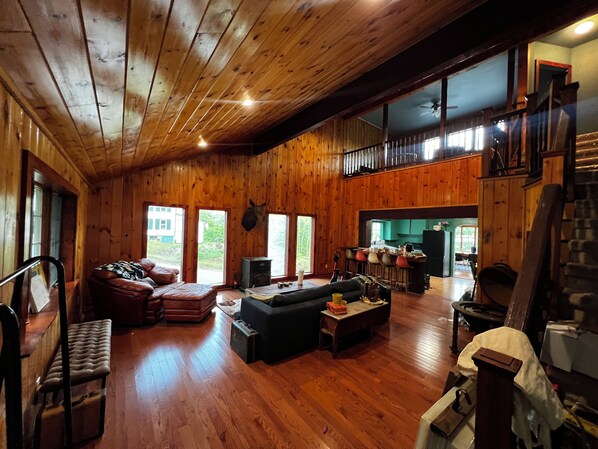 Living area - Fun 4-bedroom with 80 feet of lake front on the Greatest Sacandaga Lake (Hadley)