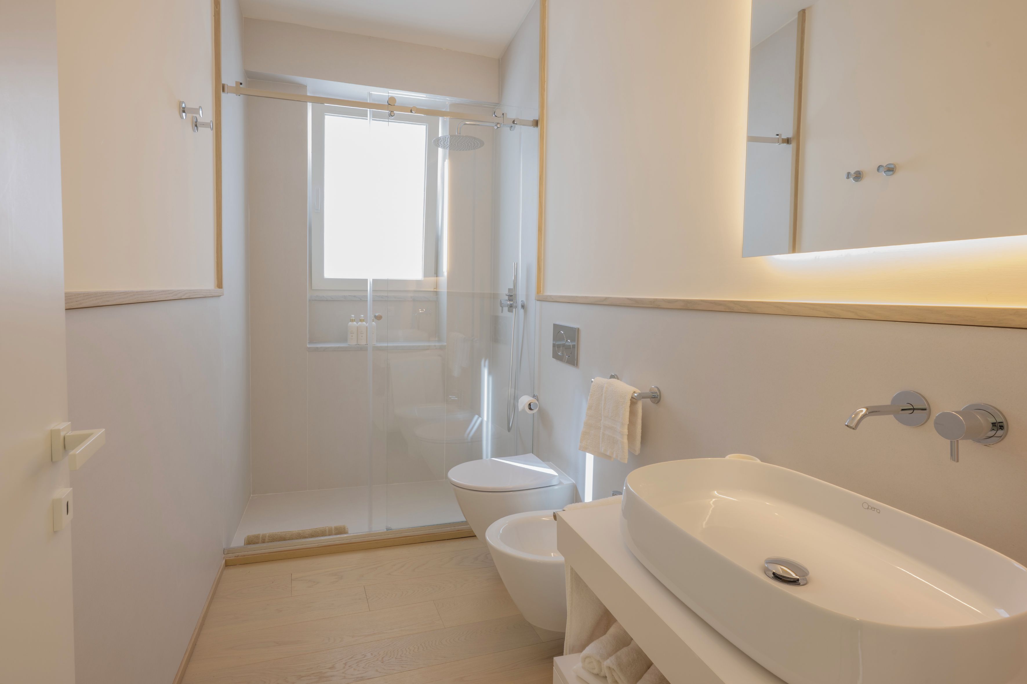 Ein Badezimmer mit Dusche, Toilette und Badewanne.