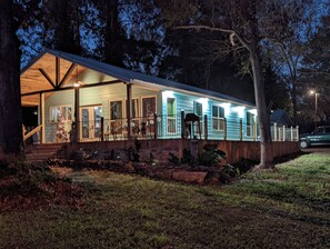Exterior - Fabulous lake view 3-bedroom house located in Trinity, Tx on lake Livingston. (Trinity)