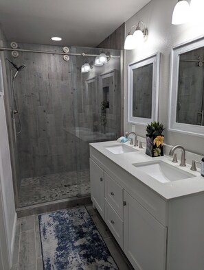 Bathroom - Fabulous lake view 3-bedroom house located in Trinity, Tx on lake Livingston. (Trinity)