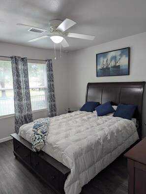 Room - Fabulous lake view 3-bedroom house located in Trinity, Tx on lake Livingston. (Trinity)