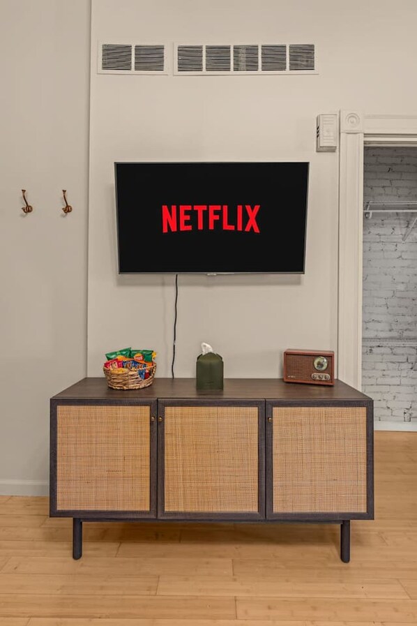 A television mounted on a wall with the word 'NETFLIX' displayed on the screen. - Soulard Gem• 2 min to Farmers Market• 10 min to DT (St. Louis)