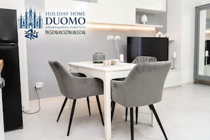Dining - Holiday Home Duomo – Stylish Apartment in Catania City Center. (Catania)