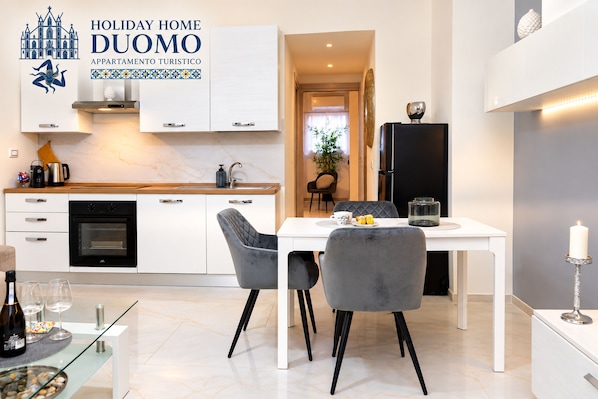 Private kitchen - Holiday Home Duomo – Stylish Apartment in Catania City Center. (Catania)