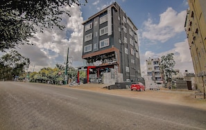 Um edifício de vários andares com uma fachada identificada como 'Townhouse'.