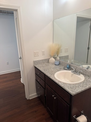 Bathroom - Delightful 1-bedroom apartment with AC in vibrant Memphis (Memphis)