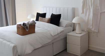 Double room with private bathroom in Stylish Modern Home with Parking & Comfort