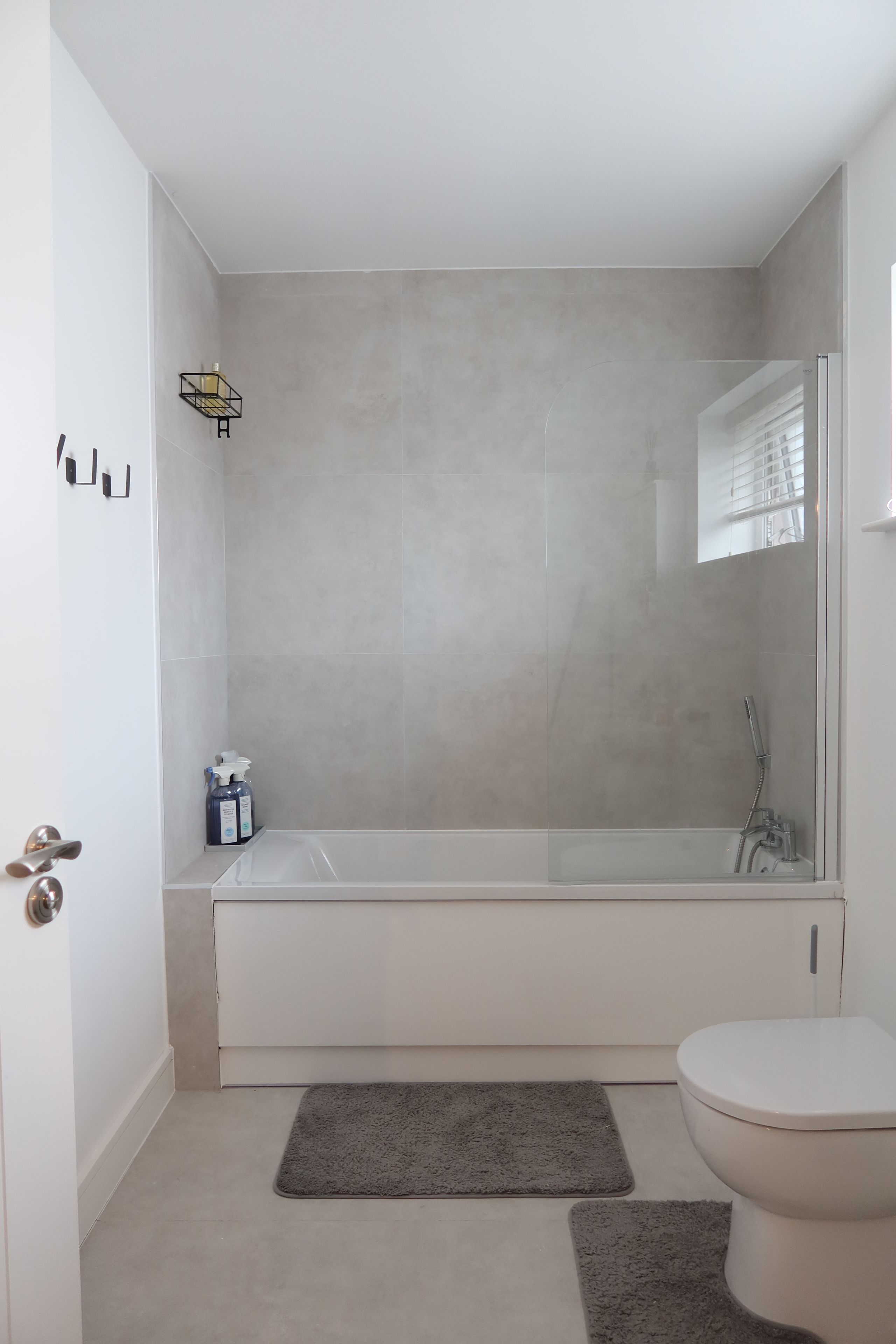 Un bagno moderno con vasca, WC e zona doccia.