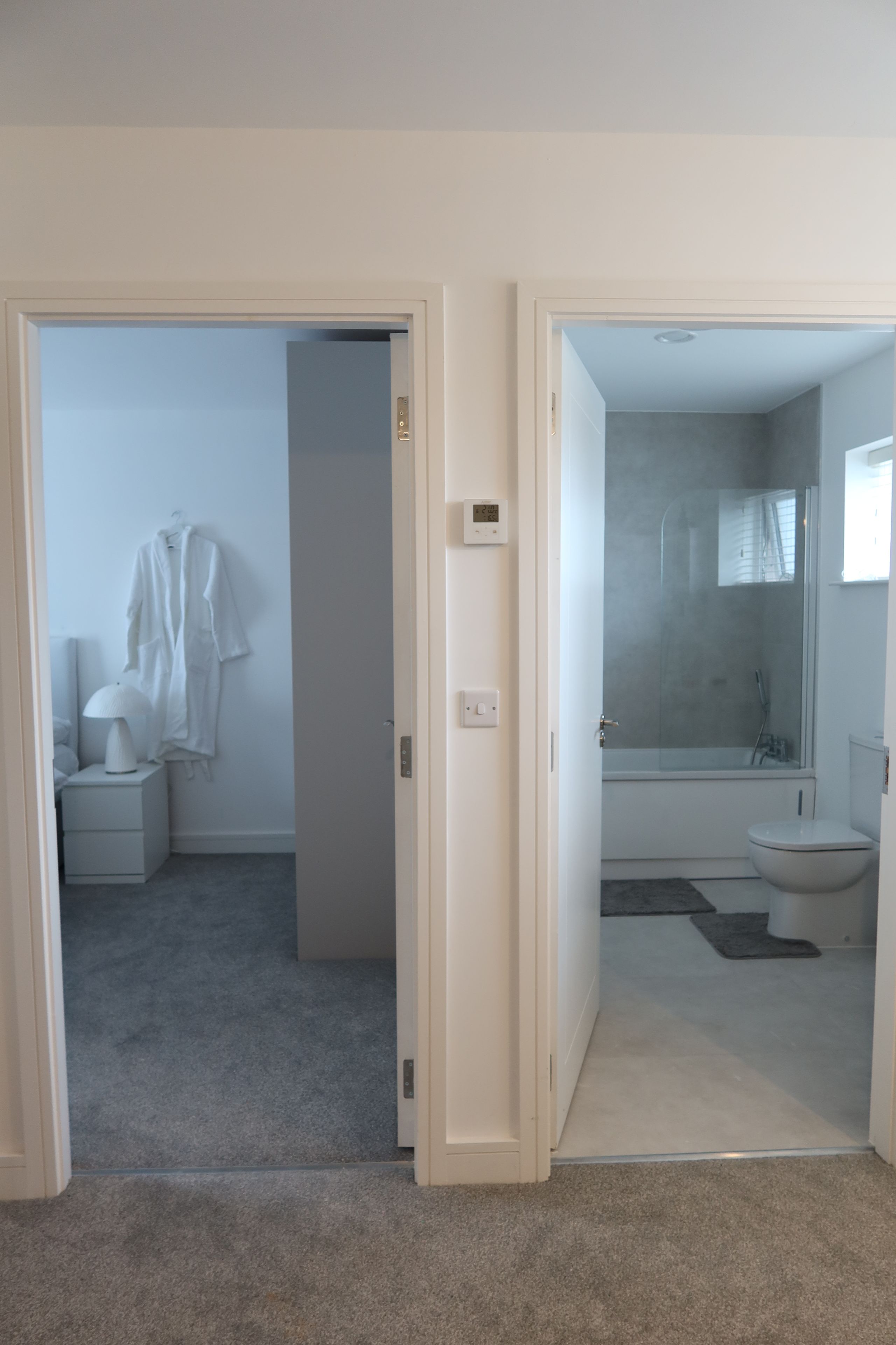 Een badkamer met een bad, toilet en douche.