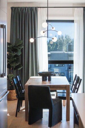 Living area - 2 Turns by Revelstoke Vacations (Revelstoke)
