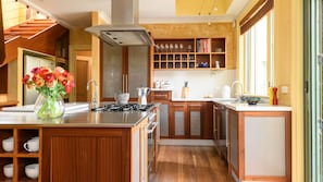 Fully equipped kitchen with island bench - Tanglin - Mount Macedon (Mount Macedon)