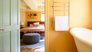 Bedroom with adjoining bathroom - Tanglin - Mount Macedon (Mount Macedon)