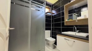 A bathroom with a toilet, sink, and a glass shower enclosure. - Ultra-luxury Villa for Rent 00012 (Ünye)