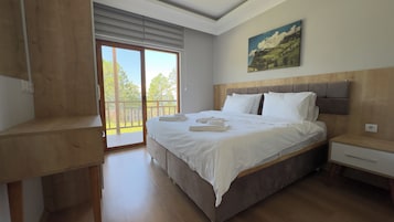 Un dormitorio con una cama grande, cabecera de madera, mesita de noche y un cuadro en la pared.