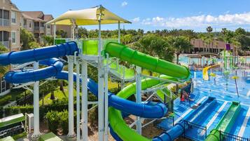 Un parque acuático con varias toboganes y una zona de piscina.