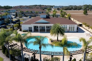 Ein modernes Haus mit Swimmingpool, umgeben von Palmen und einer Pergola.
