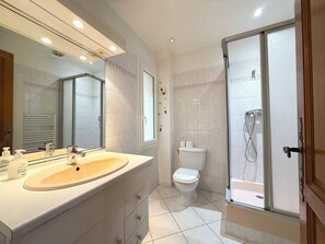 Bathroom - Vrbo Property (Antibes)